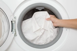 Jak prać białe ubrania? Praktyczny poradnik prania białych rzeczy
