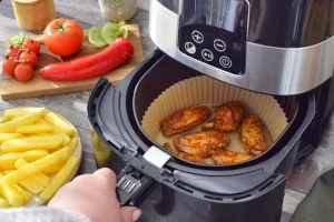Jak umyć airfryer krok po kroku? Czyszczenie przed pierwszym użyciem i po smażeniu